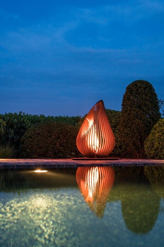 glowbus dewdrop hanolux vuurhaard vijver sculptuur kunst staal